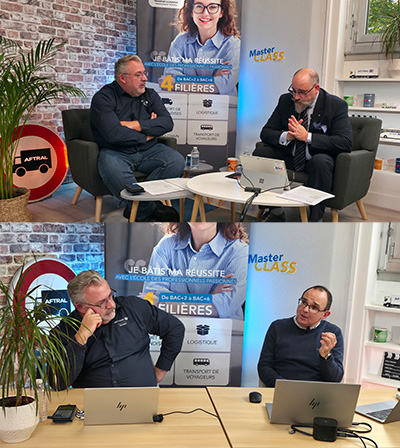 Deux hommes discutent lors d'une séance de Masterclass, chacun assis devant un ordinateur portable, avec des affiches en arrière-plan sur l'éducation et la réussite.