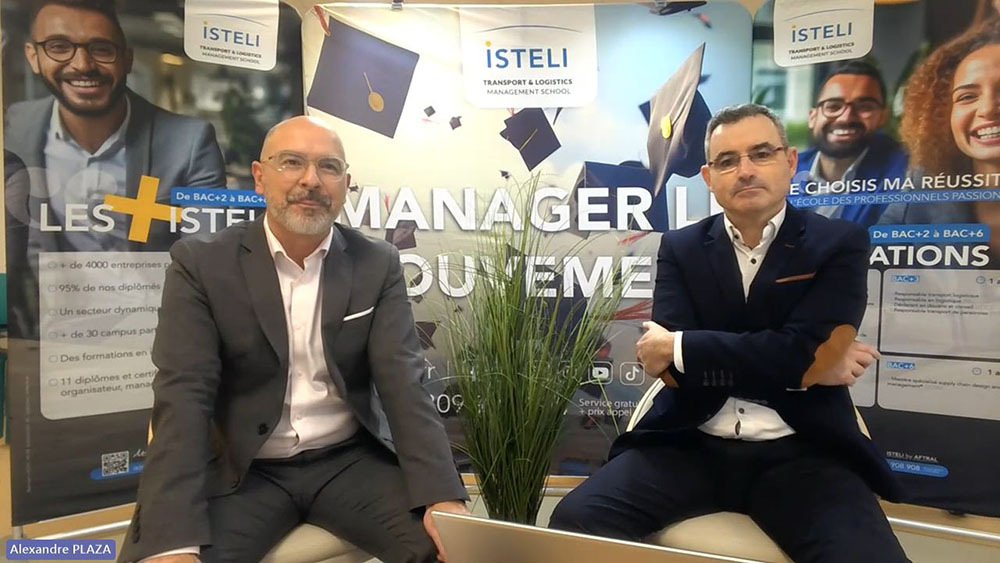 Deux hommes en costume posent devant un fond promotionnel de l'école ISTELI, spécialisée dans la gestion et logistique, avec des éléments graphiques évoquant l'éducation.