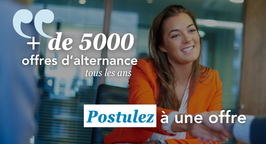 Une femme souriante serre la main d'une autre personne dans un environnement professionnel, avec des textes promouvant des offres d'alternance.