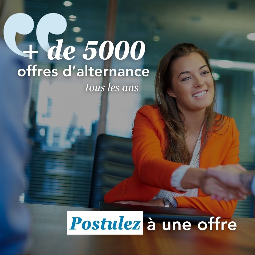 Une femme souriante en veste orange serre la main d'un homme lors d'un entretien professionnel, avec le texte indiquant plus de 5000 offres d'alternance disponibles chaque année.
