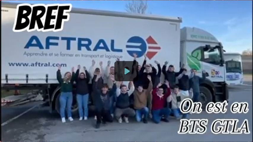 Un groupe de personnes posant joyeusement devant un camion portant le logo d'AFTRAL, avec des mots en haut et en bas indiquant "BREF" et "On est en BTS GTLA".