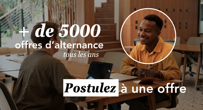 L'image présente deux personnes assises à une table dans un environnement de bureau, discutant d'offres d'alternance, avec du texte invitant à postuler à une offre.