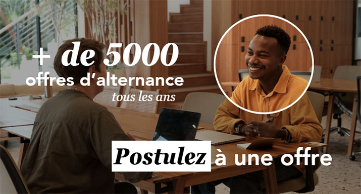 Une personne souriante discute avec une autre dans un espace de travail, mettant en avant une offre de plus de 5000 alternances disponibles chaque année.